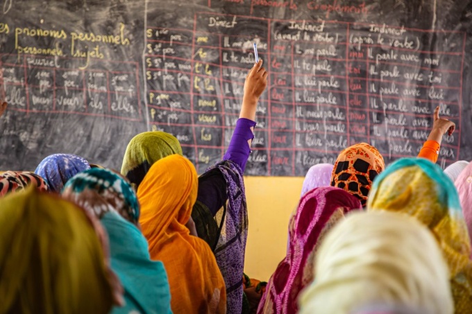 Young girls in melakhfa (traditional veil) participate in a course at school 1 in Bassiknou, Mauritania. Credit: UNICEF/UN0521995/Pouget